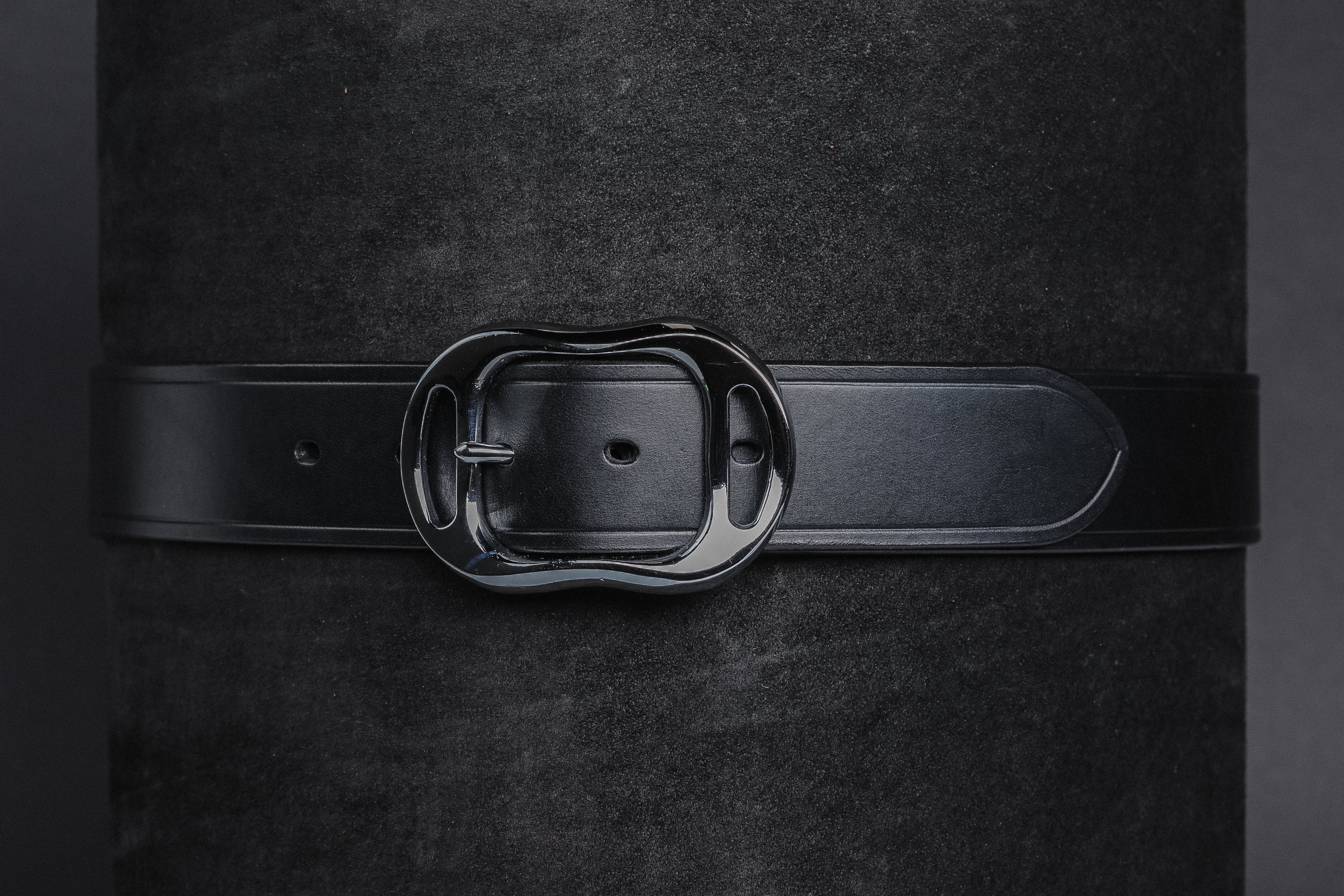 Center Bar Buckle Belt, black leather with dark silver buckle, modern design.
